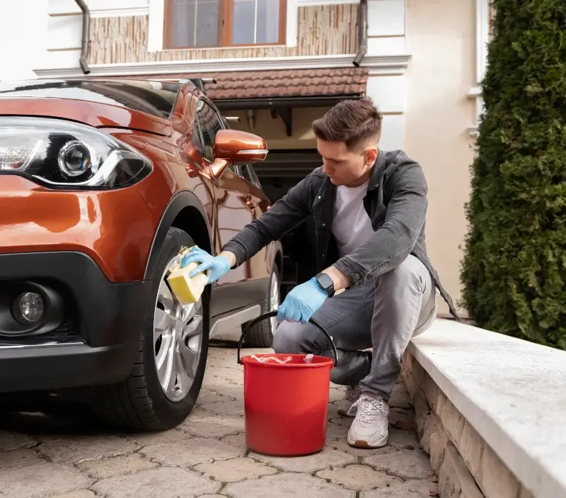 Lavage auto à domicile Feldkirch : professionnel intervenant sur un véhicule